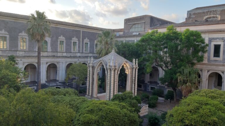 Il padiglione Caffeaos fra palme e portici del Chiostro di Levante dei Benedettini a Catania
