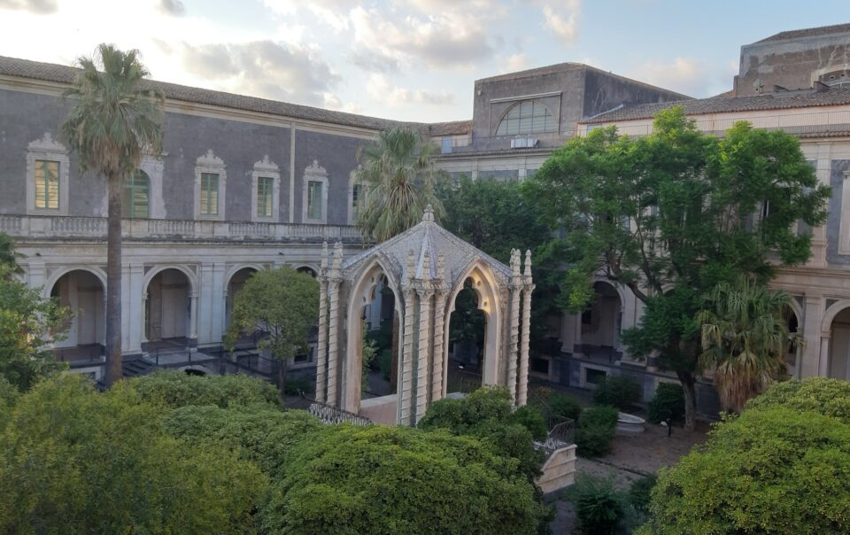 Il padiglione Caffeaos fra palme e portici del Chiostro di Levante dei Benedettini a Catania