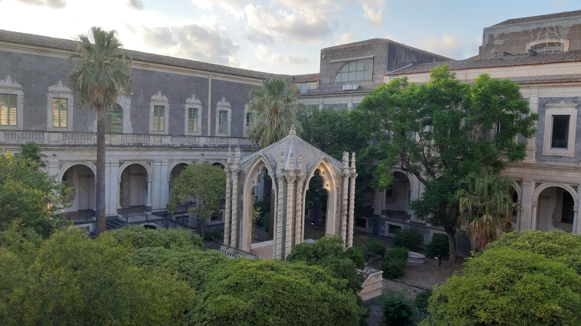 Il padiglione Caffeaos fra palme e portici del Chiostro di Levante dei Benedettini a Catania