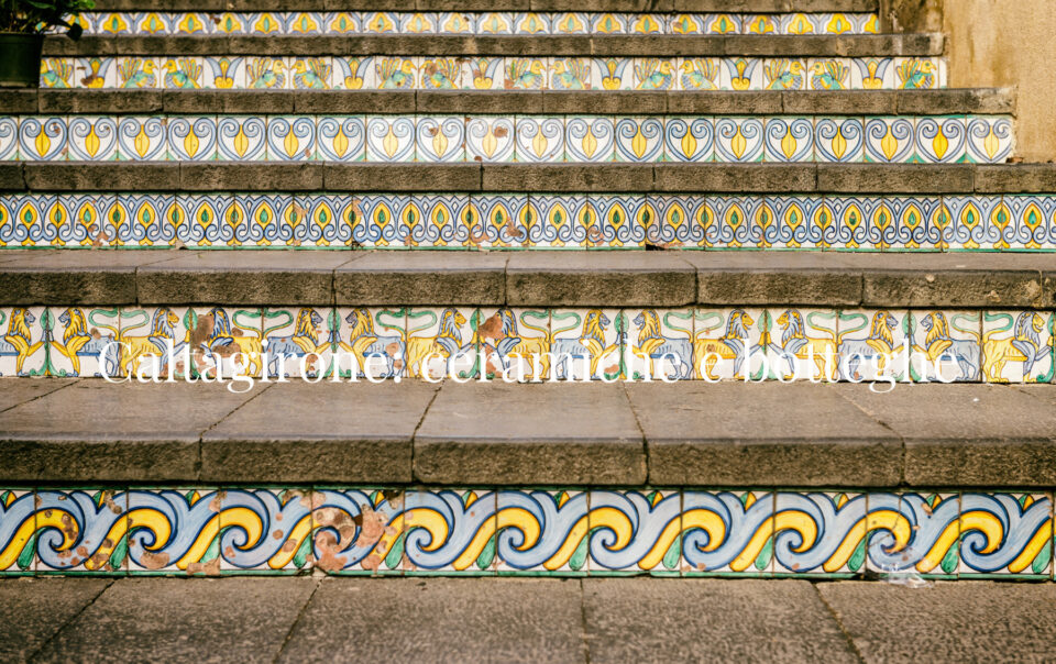 Alzate della scalinata decorate con maioliche, con il titolo Caltagirone: ceramiche e botteghe.