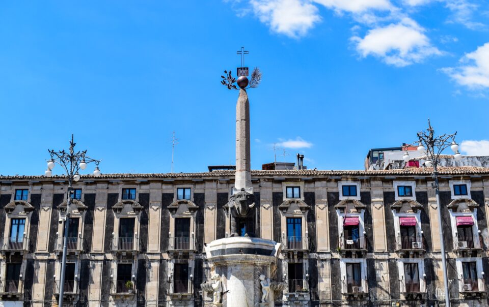 L’elefante in pietra scura con l’obelisco della fontana in piazza Duomo a Catania
