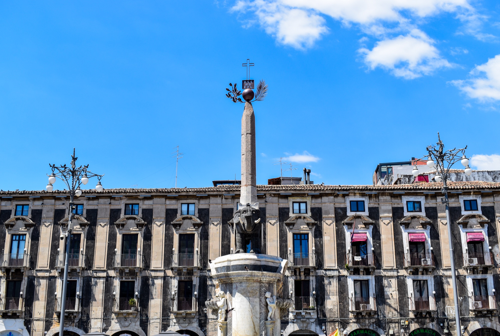 L’elefante in pietra scura con l’obelisco della fontana in piazza Duomo a Catania