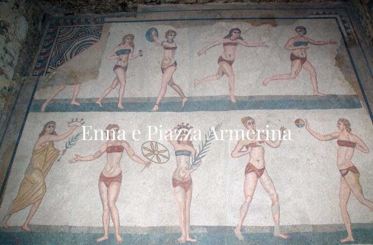Dettaglio del mosaico delle atlete alla Villa Romana del Casale, con il titolo Enna e Piazza Armerina.
