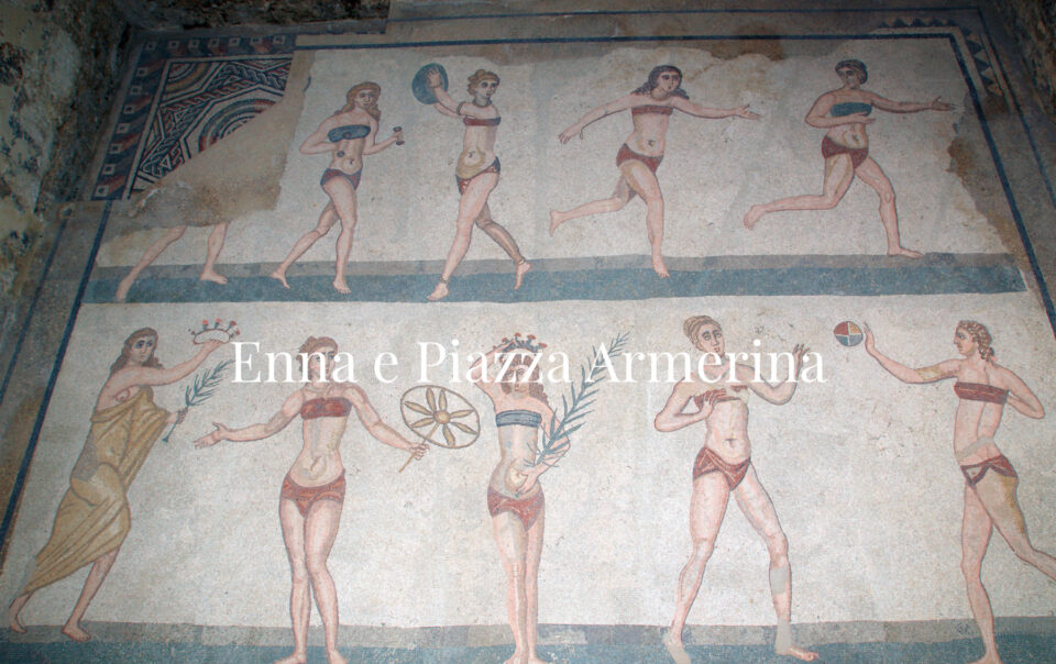 Dettaglio del mosaico delle atlete alla Villa Romana del Casale, con il titolo Enna e Piazza Armerina.