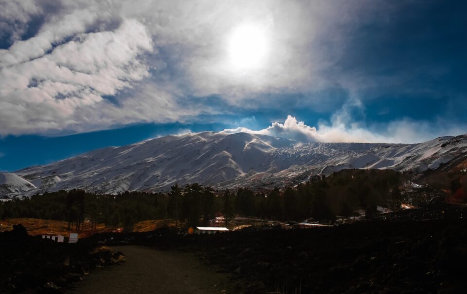 Pendii innevati dell’Etna e fascia di pineta visti dall’area di Piano Provenzana