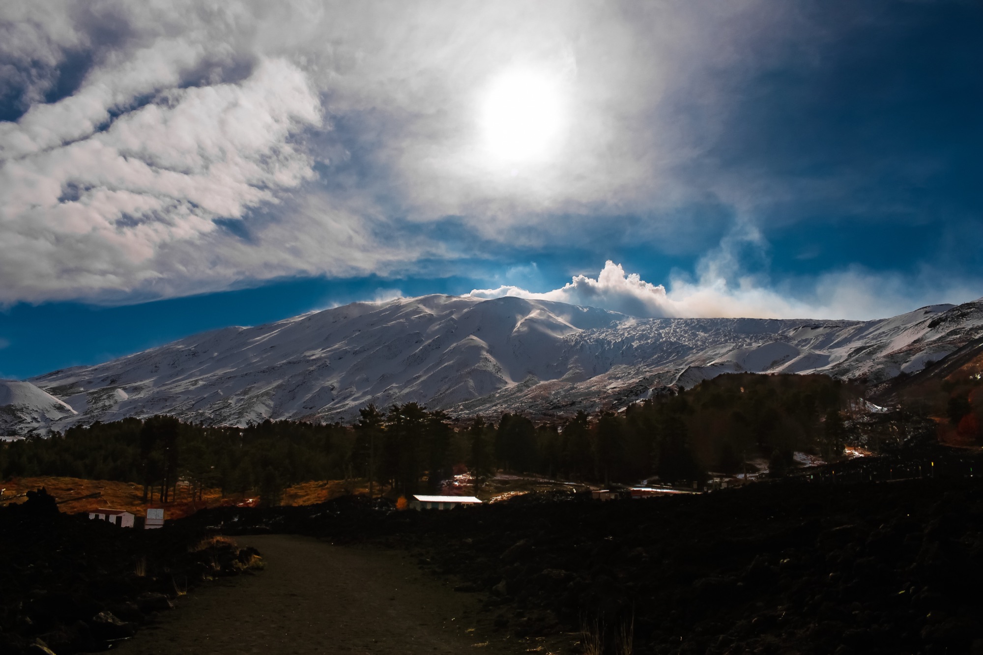Pendii innevati dell’Etna e fascia di pineta visti dall’area di Piano Provenzana