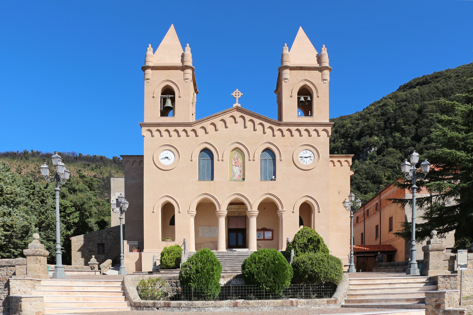 Facciata del Santuario di Gibilmanna con due campanili e portico davanti al versante alberato