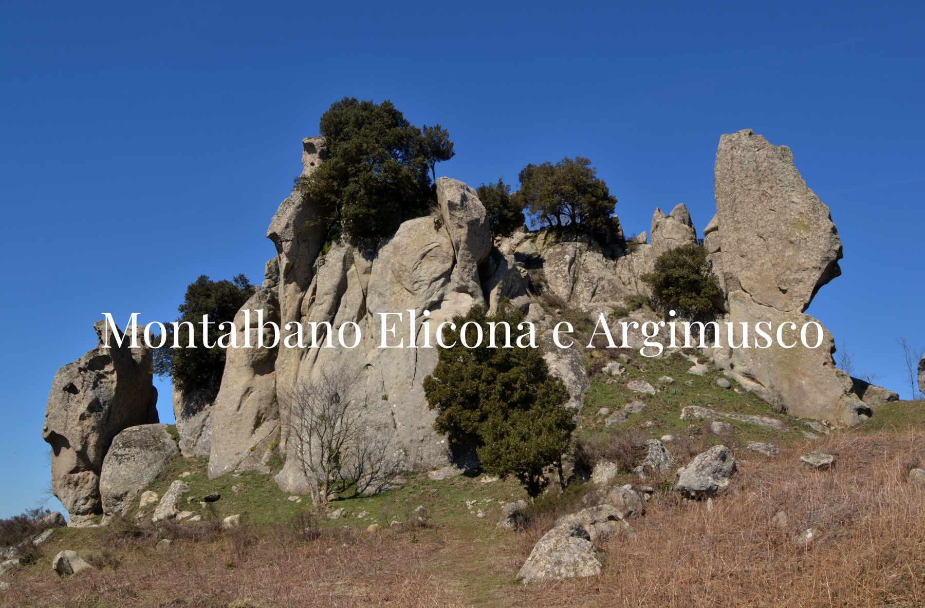 Formazioni rocciose e alberi all’Argimusco, con il titolo Montalbano Elicona e Argimusco.