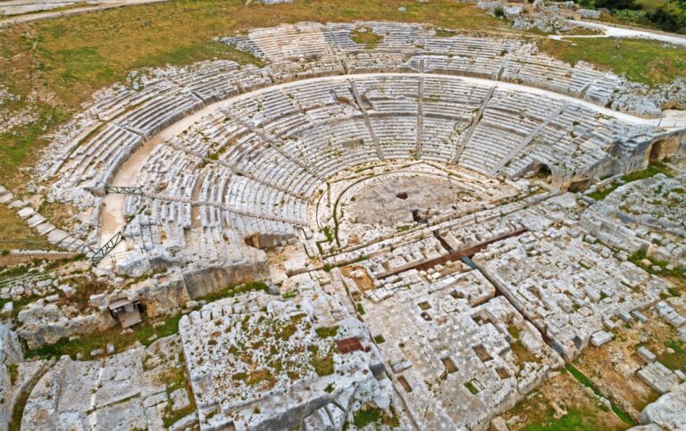 Veduta dall’alto delle gradinate e dell’orchestra del Teatro Greco di Siracusa.