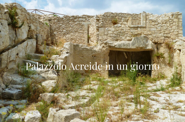 Rovine in pietra in un’area archeologica, con il titolo Palazzolo Acreide in un giorno.
