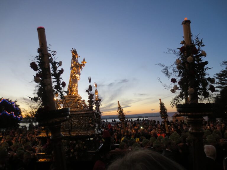 Il simulacro di Santa Lucia fra i ceri e la folla durante la processione a Siracusa.