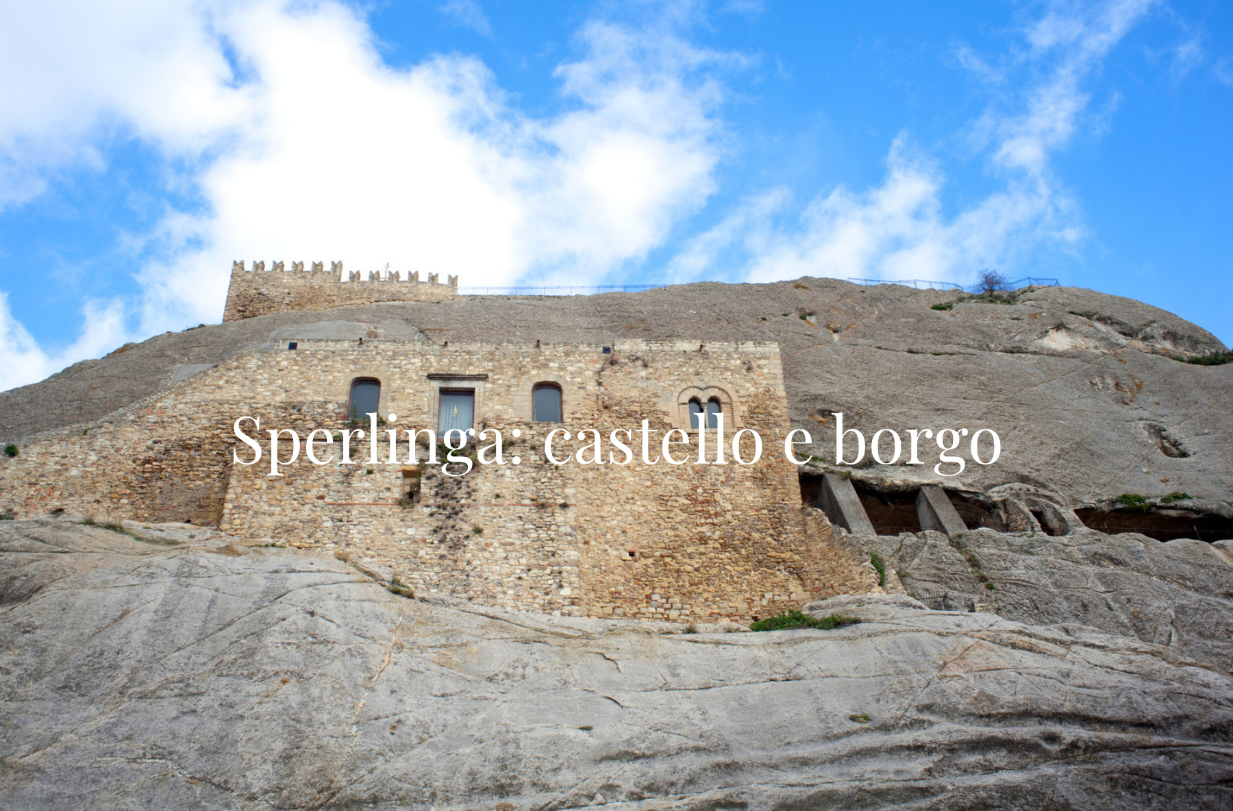 Rupe e strutture del castello di Sperlinga, con il titolo Sperlinga: castello e borgo.